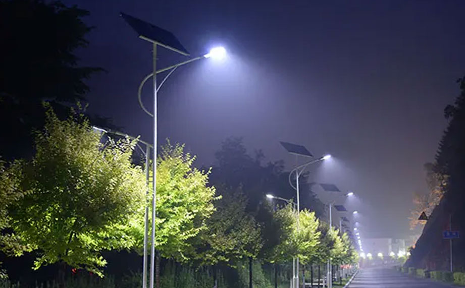 你注意過(guò)嗎？太陽(yáng)能路燈也是需要清潔的，如何清潔太陽(yáng)能路燈呢？